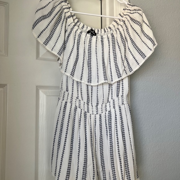 Lulu’s White Print Off-the-Shoulder Romper, size Medium, Color White - Picture 2 of 4